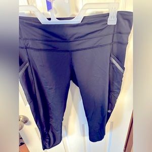 Luluemon Black capris yoga leggings with pockets workout wear sz 12